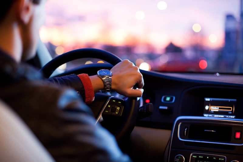 Véhicule de luxe avec chauffeur disponible à la journée