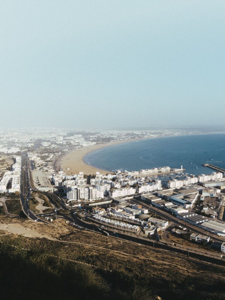 Transfert Agadir Marrakech : vue aerienne de la ville et de la plage d'Agadir (Photo: Karim Ouakkaha / Pexels)