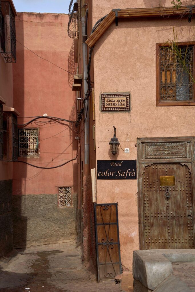 Ruelle typique de la medina de Marrakech, destination du transfert depuis l'aeroport