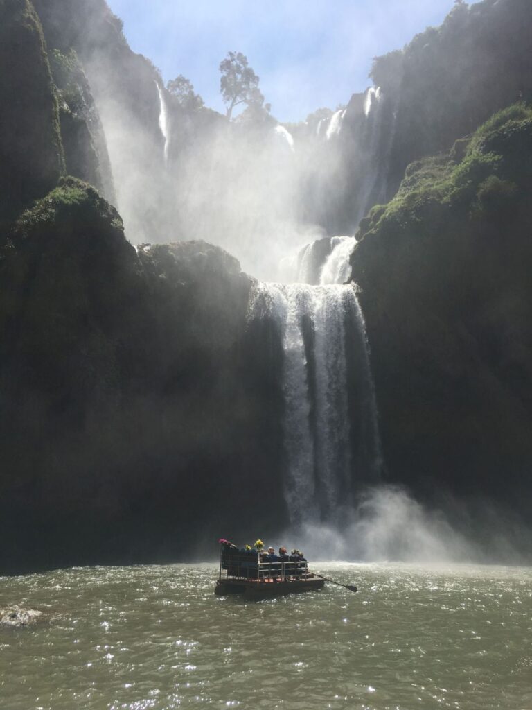 Cascades Ouzoud Marrakech - touristes en barque au pied des chutes (Photo: Manana M. / Pexels)