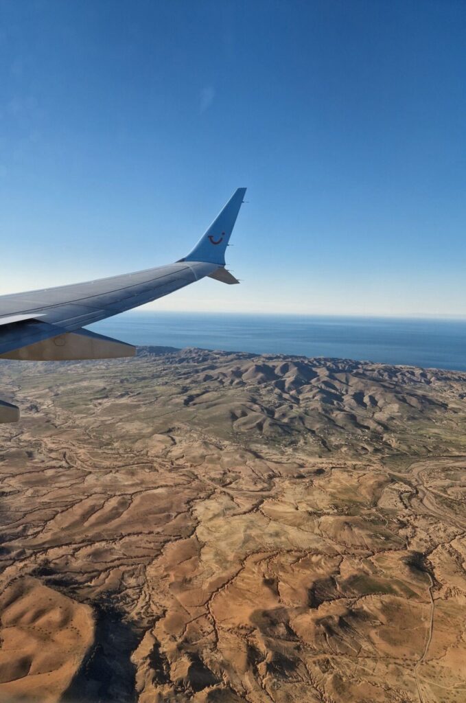 Aéroport Maroc guide : avion survolant le littoral marocain