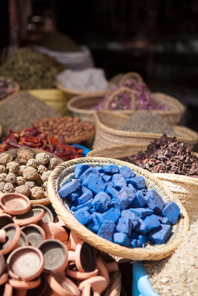 Négocier souks Marrakech : étal d'épices colorées dans la médina
