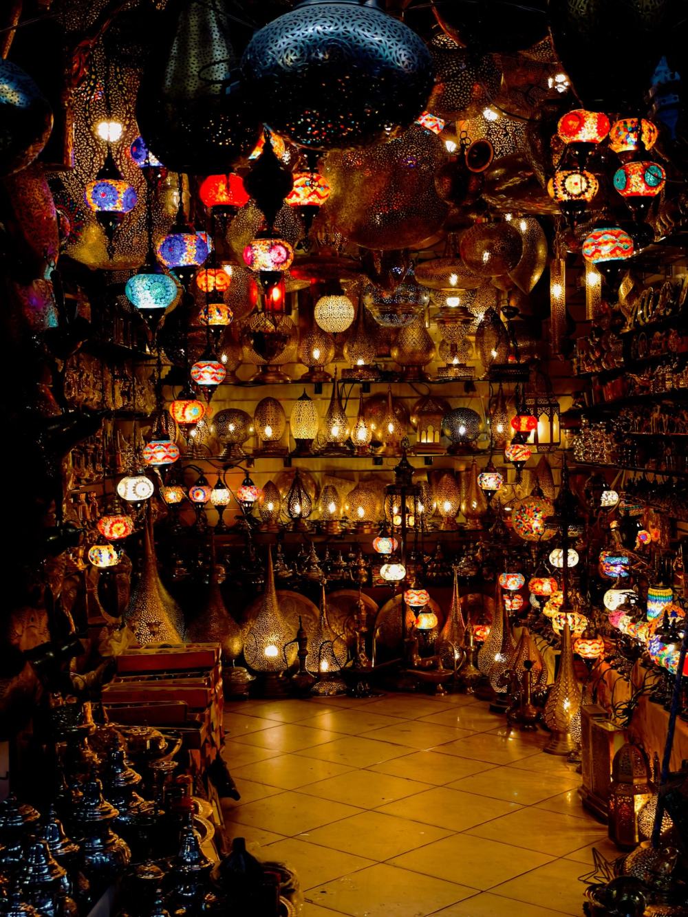 Négocier souks Marrakech : boutique de lanternes colorées dans la médina