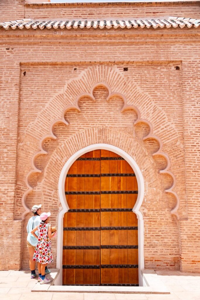 Marrakech sécurité touristes : visiteurs détendus devant un monument en plein jour