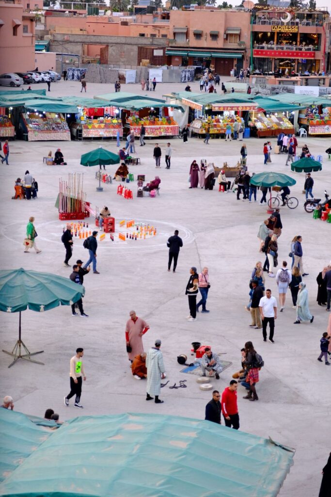 Visiter Marrakech : vue aérienne de la place Jemaa el-Fna avec ses étals et visiteurs
