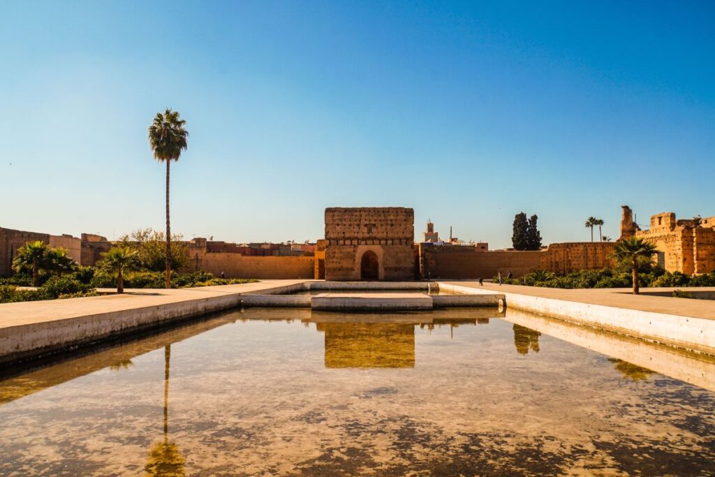 Quand visiter Marrakech : le palais El Badi sous un ciel bleu au printemps