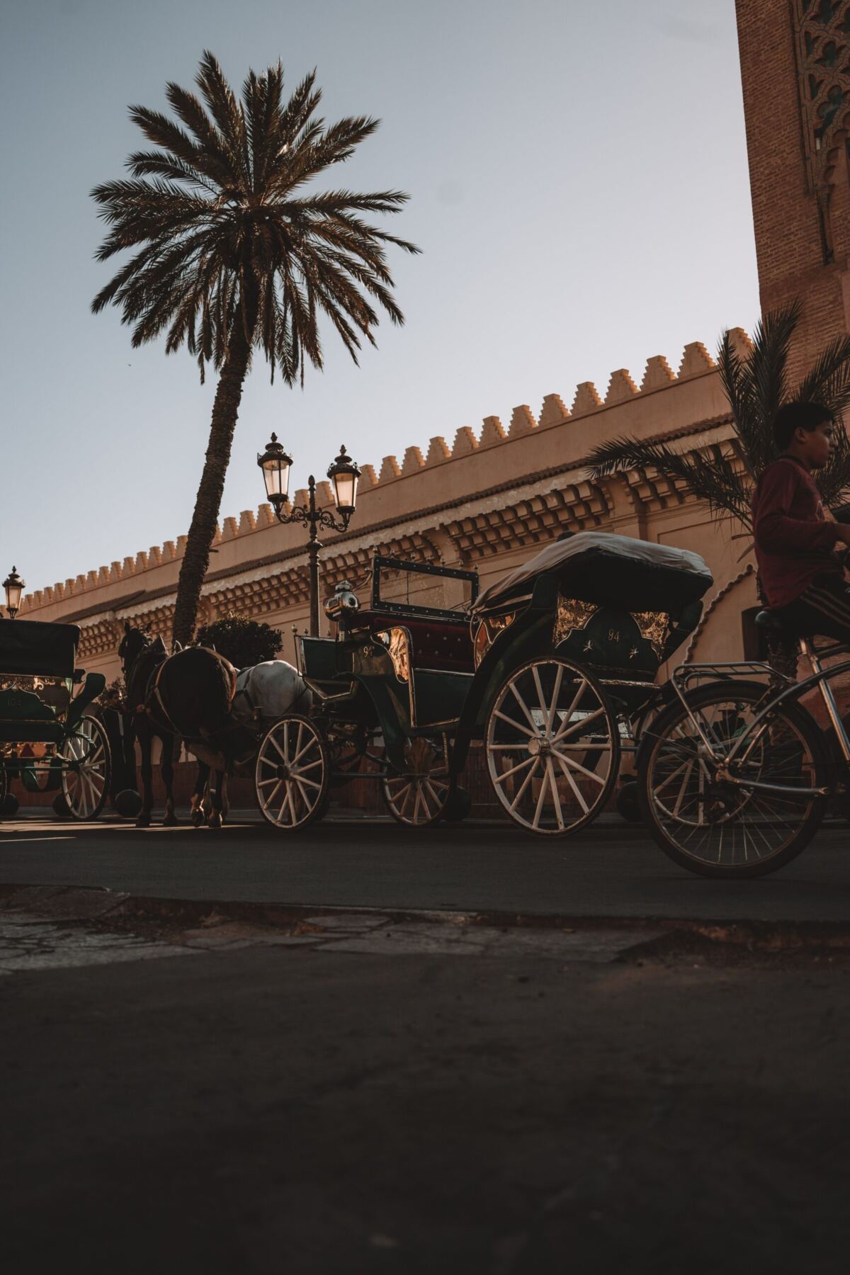 Transport Marrakech : calèche dans une rue de la médina