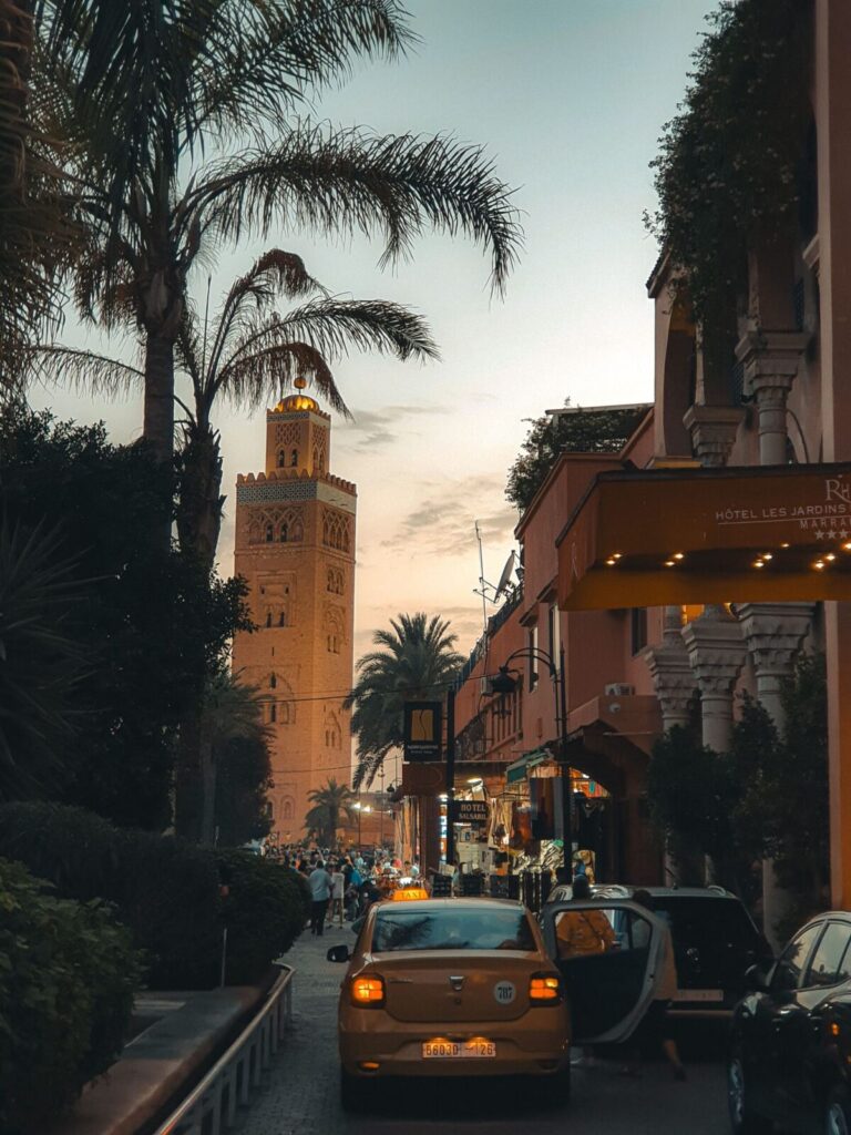 Transport Marrakech : taxi dans une rue au coucher du soleil